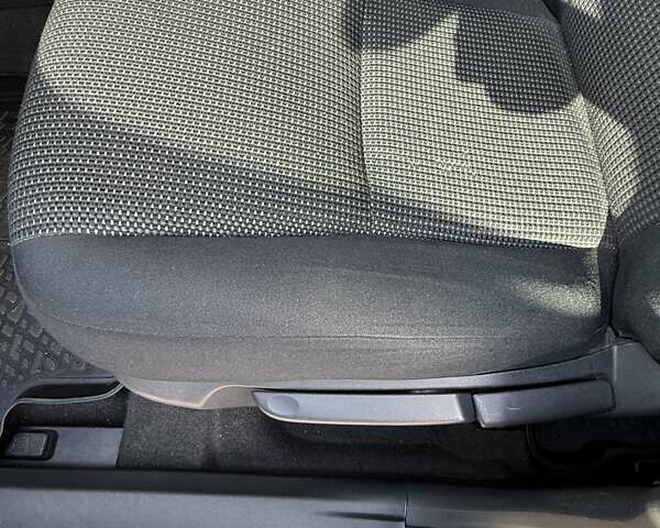 Фиолетовый Тойота Аурис, объемом двигателя 1.6 л и пробегом 146 тыс. км за 11000 $, фото 16 на Automoto.ua