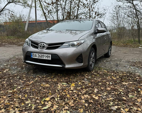 Коричневый Тойота Аурис, объемом двигателя 1.33 л и пробегом 105 тыс. км за 9800 $, фото 1 на Automoto.ua