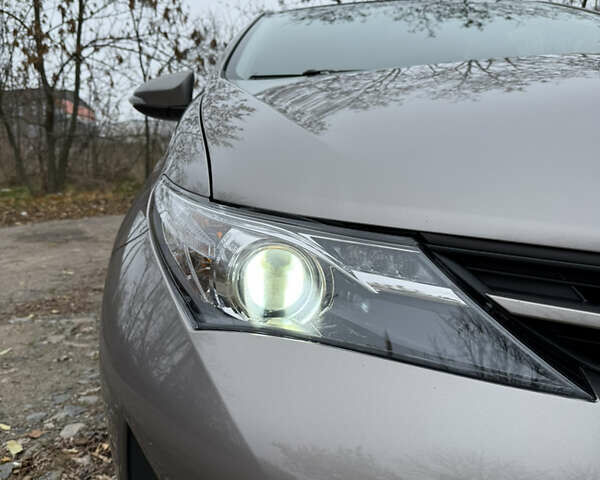 Коричневый Тойота Аурис, объемом двигателя 1.33 л и пробегом 105 тыс. км за 9800 $, фото 6 на Automoto.ua