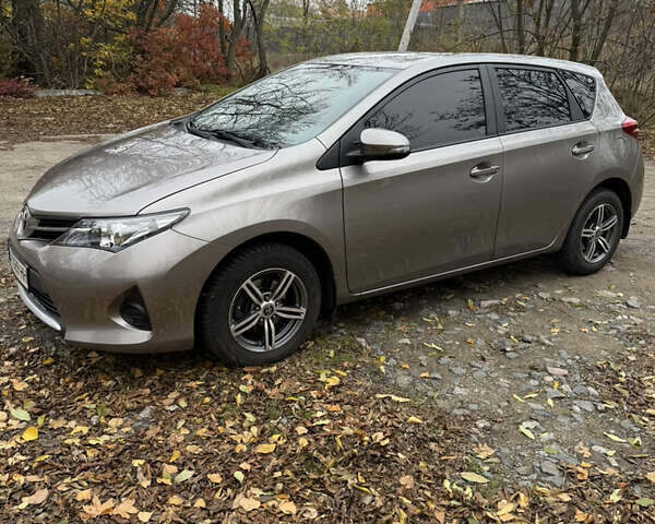 Коричневый Тойота Аурис, объемом двигателя 1.33 л и пробегом 105 тыс. км за 9800 $, фото 2 на Automoto.ua