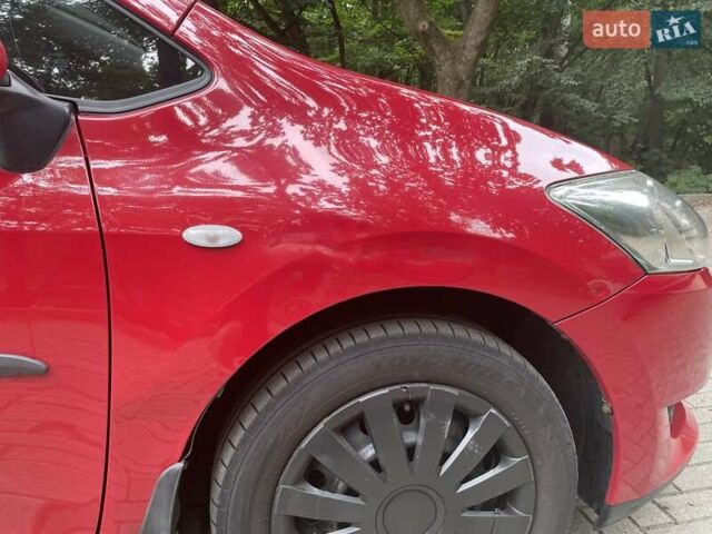 Красный Тойота Аурис, объемом двигателя 1.6 л и пробегом 313 тыс. км за 5300 $, фото 4 на Automoto.ua