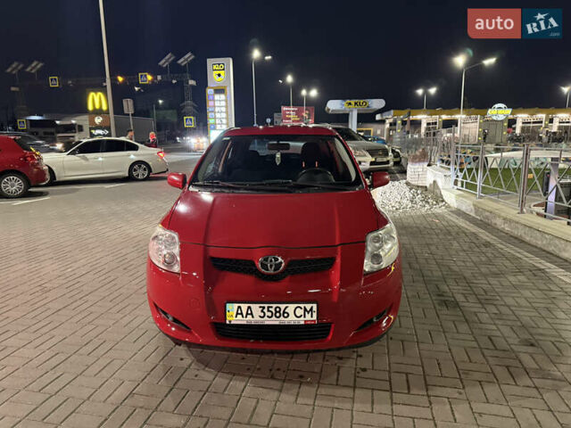 Красный Тойота Аурис, объемом двигателя 1.6 л и пробегом 206 тыс. км за 7150 $, фото 1 на Automoto.ua