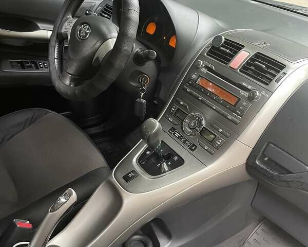 Красный Тойота Аурис, объемом двигателя 1.6 л и пробегом 313 тыс. км за 5300 $, фото 9 на Automoto.ua