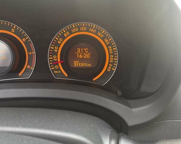 Красный Тойота Аурис, объемом двигателя 1.6 л и пробегом 313 тыс. км за 5300 $, фото 16 на Automoto.ua