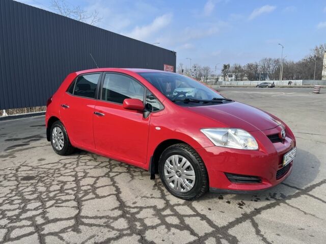 Красный Тойота Аурис, объемом двигателя 1.6 л и пробегом 182 тыс. км за 6300 $, фото 1 на Automoto.ua