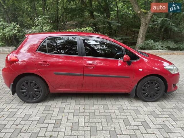 Красный Тойота Аурис, объемом двигателя 1.6 л и пробегом 313 тыс. км за 5300 $, фото 1 на Automoto.ua