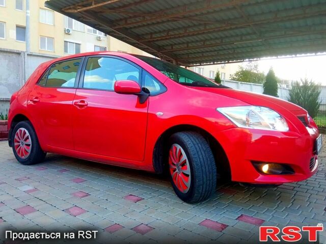 Красный Тойота Аурис, объемом двигателя 1.6 л и пробегом 152 тыс. км за 5999 $, фото 1 на Automoto.ua