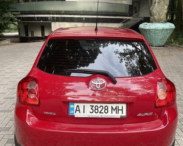 Красный Тойота Аурис, объемом двигателя 1.6 л и пробегом 313 тыс. км за 5300 $, фото 3 на Automoto.ua