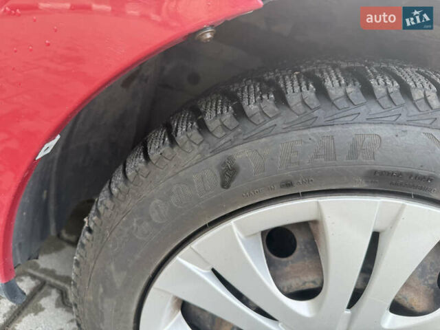 Красный Тойота Аурис, объемом двигателя 1.6 л и пробегом 109 тыс. км за 7300 $, фото 10 на Automoto.ua