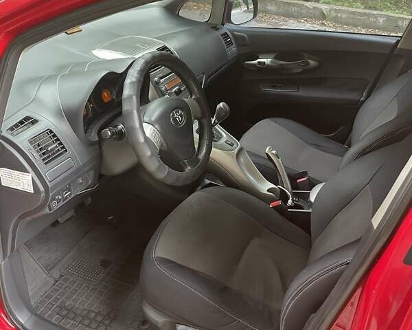 Красный Тойота Аурис, объемом двигателя 1.6 л и пробегом 313 тыс. км за 5300 $, фото 5 на Automoto.ua