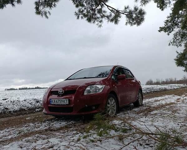 Красный Тойота Аурис, объемом двигателя 1.6 л и пробегом 249 тыс. км за 4900 $, фото 1 на Automoto.ua