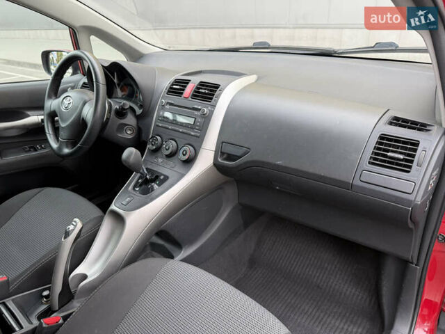 Красный Тойота Аурис, объемом двигателя 1.6 л и пробегом 181 тыс. км за 5950 $, фото 20 на Automoto.ua