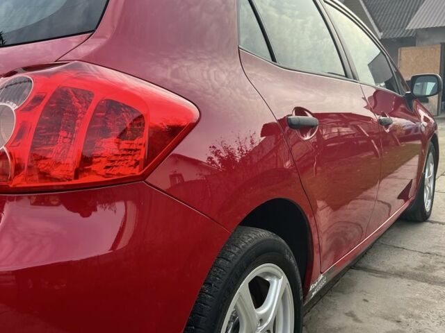 Красный Тойота Аурис, объемом двигателя 1.4 л и пробегом 229 тыс. км за 6300 $, фото 2 на Automoto.ua