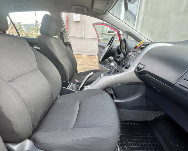 Червоний Тойота Ауріс, об'ємом двигуна 1.36 л та пробігом 229 тис. км за 6300 $, фото 23 на Automoto.ua