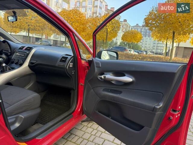 Червоний Тойота Ауріс, об'ємом двигуна 1.4 л та пробігом 220 тис. км за 7000 $, фото 21 на Automoto.ua