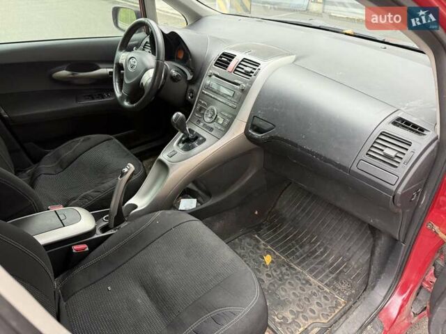 Красный Тойота Аурис, объемом двигателя 1.6 л и пробегом 200 тыс. км за 4500 $, фото 45 на Automoto.ua