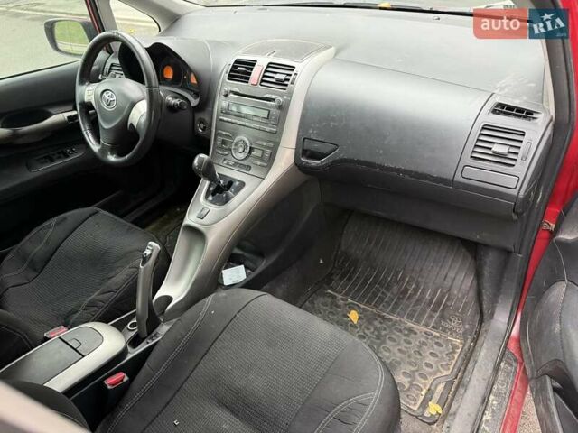 Красный Тойота Аурис, объемом двигателя 1.6 л и пробегом 200 тыс. км за 4500 $, фото 43 на Automoto.ua