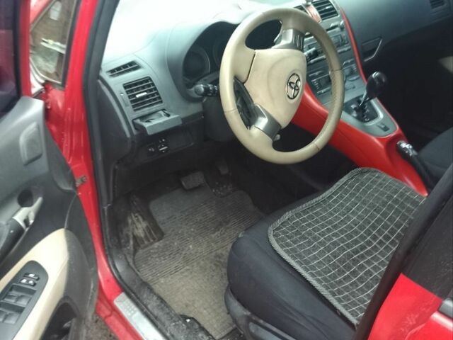 Красный Тойота Аурис, объемом двигателя 1.6 л и пробегом 130 тыс. км за 3300 $, фото 3 на Automoto.ua