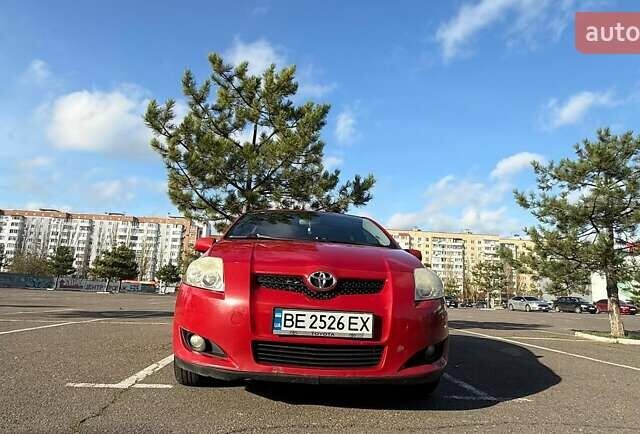 Красный Тойота Аурис, объемом двигателя 1.6 л и пробегом 399 тыс. км за 5700 $, фото 1 на Automoto.ua