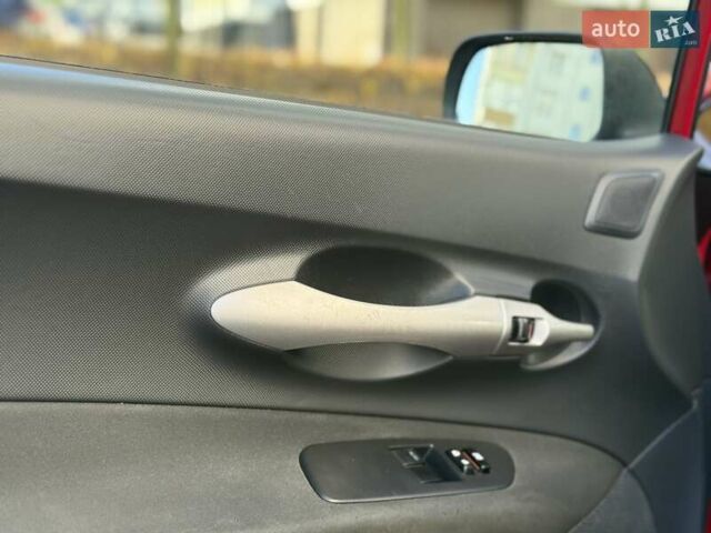 Червоний Тойота Ауріс, об'ємом двигуна 1.4 л та пробігом 220 тис. км за 7000 $, фото 17 на Automoto.ua