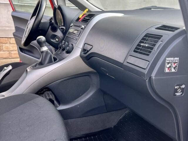 Красный Тойота Аурис, объемом двигателя 1.4 л и пробегом 229 тыс. км за 6300 $, фото 9 на Automoto.ua