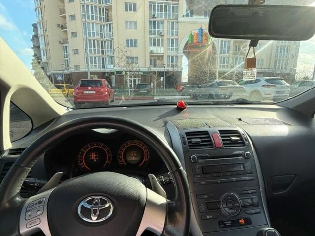 Червоний Тойота Ауріс, об'ємом двигуна 1.6 л та пробігом 399 тис. км за 5700 $, фото 3 на Automoto.ua