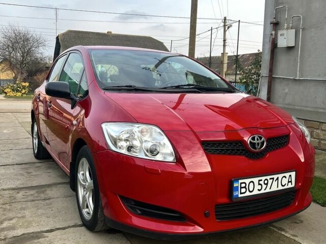 Красный Тойота Аурис, объемом двигателя 1.4 л и пробегом 229 тыс. км за 6300 $, фото 1 на Automoto.ua