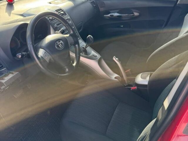 Червоний Тойота Ауріс, об'ємом двигуна 1.6 л та пробігом 399 тис. км за 5700 $, фото 2 на Automoto.ua