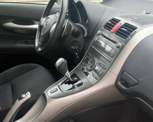 Красный Тойота Аурис, объемом двигателя 1.6 л и пробегом 80 тыс. км за 7000 $, фото 4 на Automoto.ua