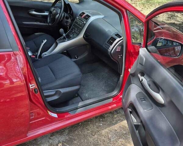Красный Тойота Аурис, объемом двигателя 1.6 л и пробегом 140 тыс. км за 6300 $, фото 14 на Automoto.ua