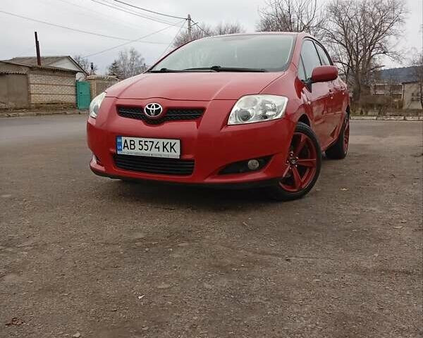 Красный Тойота Аурис, объемом двигателя 1.6 л и пробегом 98 тыс. км за 7300 $, фото 1 на Automoto.ua
