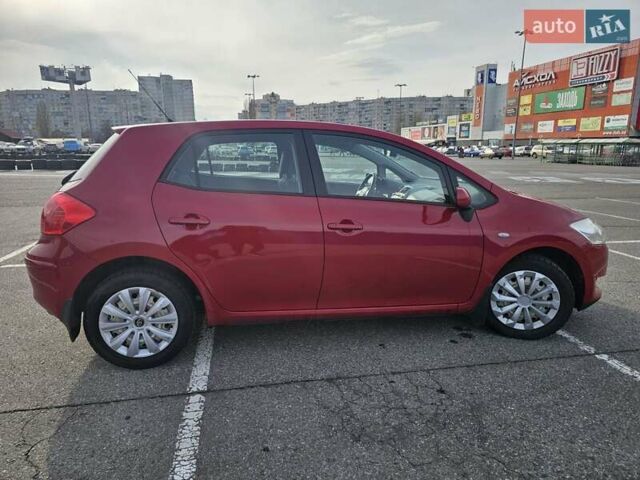 Червоний Тойота Ауріс, об'ємом двигуна 1.6 л та пробігом 142 тис. км за 6950 $, фото 1 на Automoto.ua