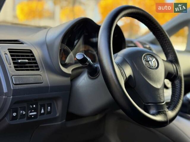 Червоний Тойота Ауріс, об'ємом двигуна 1.4 л та пробігом 220 тис. км за 7000 $, фото 19 на Automoto.ua