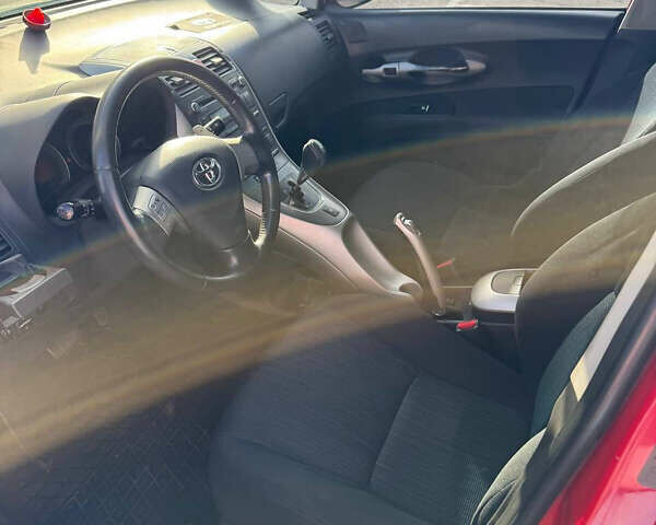 Красный Тойота Аурис, объемом двигателя 1.6 л и пробегом 399 тыс. км за 5700 $, фото 9 на Automoto.ua