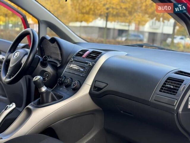 Червоний Тойота Ауріс, об'ємом двигуна 1.4 л та пробігом 220 тис. км за 7000 $, фото 24 на Automoto.ua