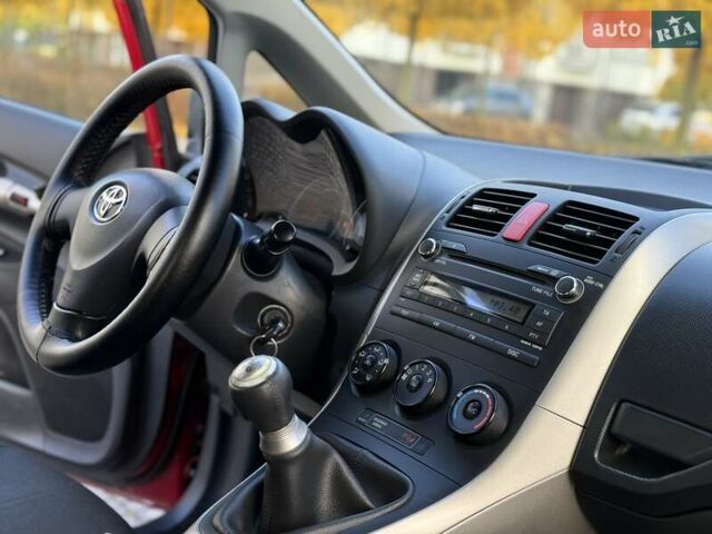 Червоний Тойота Ауріс, об'ємом двигуна 1.4 л та пробігом 220 тис. км за 7000 $, фото 26 на Automoto.ua