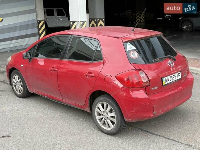 Красный Тойота Аурис, объемом двигателя 1.6 л и пробегом 200 тыс. км за 4500 $, фото 1 на Automoto.ua