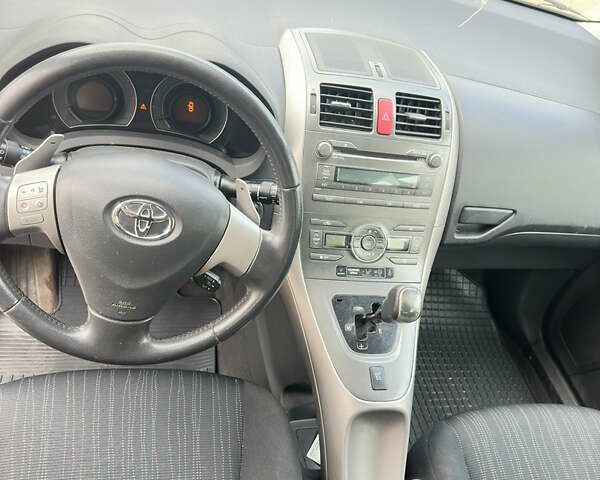 Красный Тойота Аурис, объемом двигателя 1.6 л и пробегом 104 тыс. км за 7200 $, фото 12 на Automoto.ua