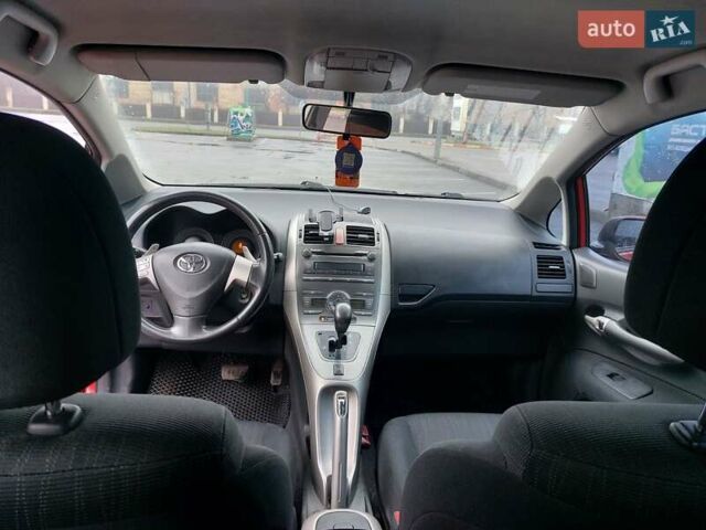 Червоний Тойота Ауріс, об'ємом двигуна 1.6 л та пробігом 243 тис. км за 6900 $, фото 13 на Automoto.ua