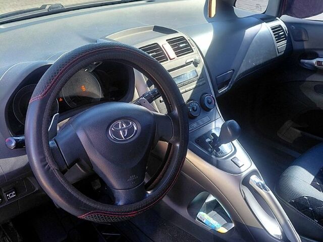 Красный Тойота Аурис, объемом двигателя 1.6 л и пробегом 150 тыс. км за 6500 $, фото 5 на Automoto.ua