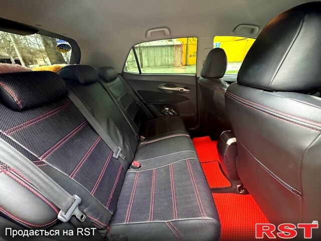 Красный Тойота Аурис, объемом двигателя 1.6 л и пробегом 240 тыс. км за 6500 $, фото 2 на Automoto.ua