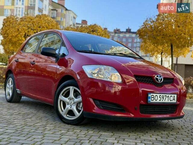 Червоний Тойота Ауріс, об'ємом двигуна 1.4 л та пробігом 220 тис. км за 7000 $, фото 1 на Automoto.ua