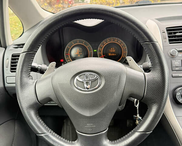 Красный Тойота Аурис, объемом двигателя 1.6 л и пробегом 181 тыс. км за 5950 $, фото 20 на Automoto.ua