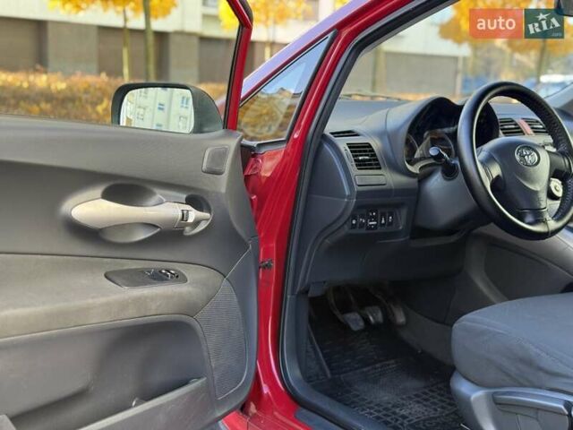 Червоний Тойота Ауріс, об'ємом двигуна 1.4 л та пробігом 220 тис. км за 7000 $, фото 16 на Automoto.ua