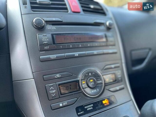 Красный Тойота Аурис, объемом двигателя 1.6 л и пробегом 402 тыс. км за 6499 $, фото 21 на Automoto.ua