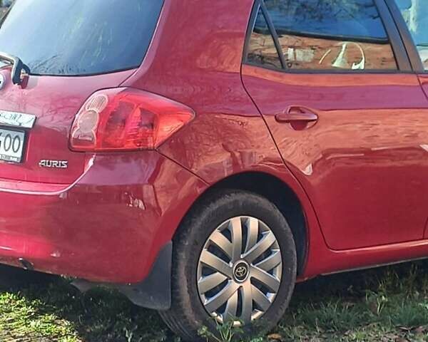 Червоний Тойота Ауріс, об'ємом двигуна 1.6 л та пробігом 178 тис. км за 7800 $, фото 2 на Automoto.ua