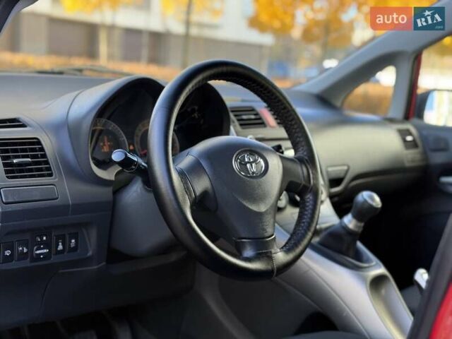 Червоний Тойота Ауріс, об'ємом двигуна 1.4 л та пробігом 220 тис. км за 7000 $, фото 18 на Automoto.ua