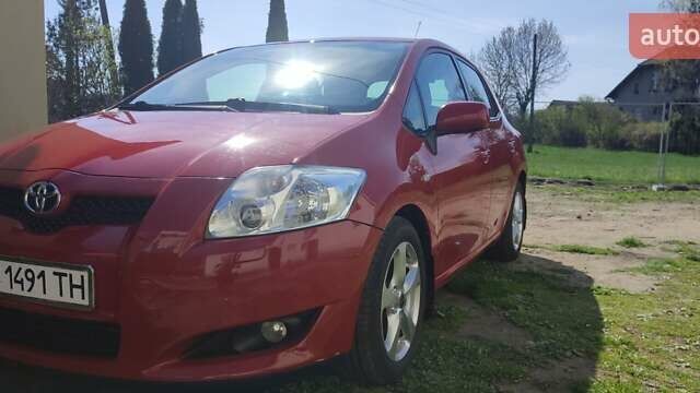 Красный Тойота Аурис, объемом двигателя 1.36 л и пробегом 250 тыс. км за 6000 $, фото 3 на Automoto.ua