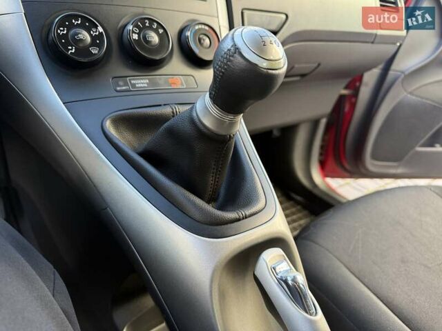 Червоний Тойота Ауріс, об'ємом двигуна 1.4 л та пробігом 220 тис. км за 7000 $, фото 47 на Automoto.ua