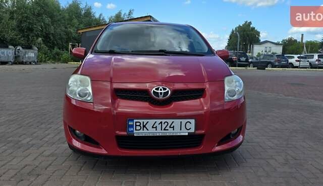 Красный Тойота Аурис, объемом двигателя 1.6 л и пробегом 143 тыс. км за 6900 $, фото 1 на Automoto.ua